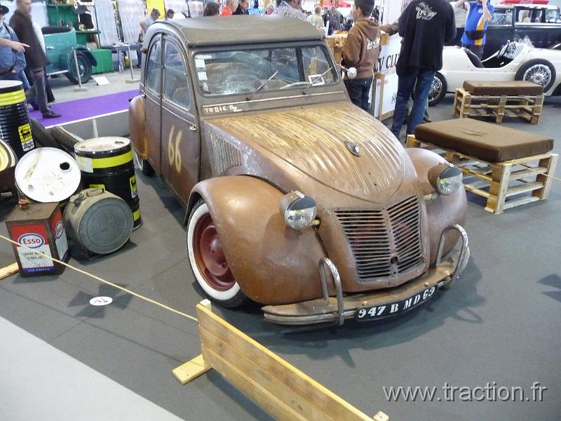 Epoquauto (98).JPG - 05/11/2010 - 69000 LYONƒPOQU'AUTO32�me Salon International Autos & Motos AnciennesCITROèN - Petite 2cv rats bien rabaissŽe...ImmatriculŽe : 947 BMD 69